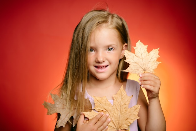 Il piccolo bambino si gode l'autunno dell'infanzia, l'abbigliamento autunnale e le tendenze dei colori, le gioie dell'infanzia, i bambini felici p...