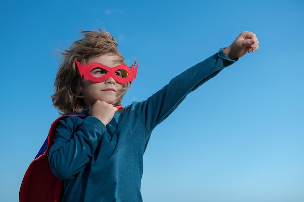 Il piccolo bambino sta giocando al concetto di supereroe del ragazzo del supereroe