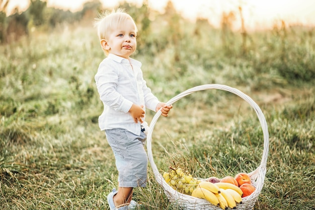 Il piccolo neonato grazioso si diverte all&#39;aperto