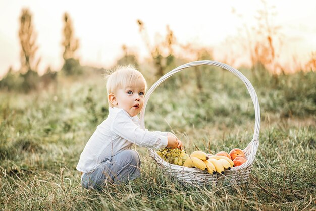 Il piccolo neonato grazioso si diverte all&#39;aperto