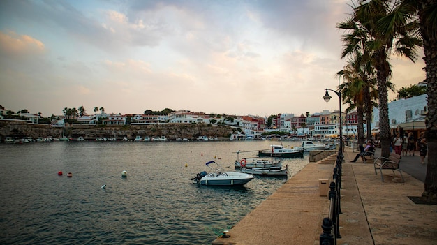 Il piccolo porto di Es Castell al crepuscolo Minorca Isole Baleari Spagna
