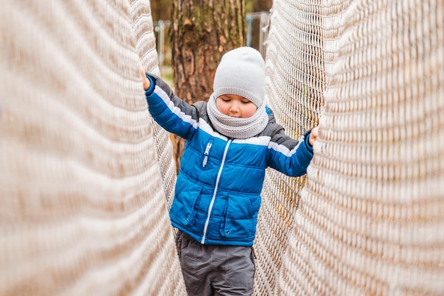 Il piccolo ragazzo del bambino gioca al bambino attivo sano del parco giochi