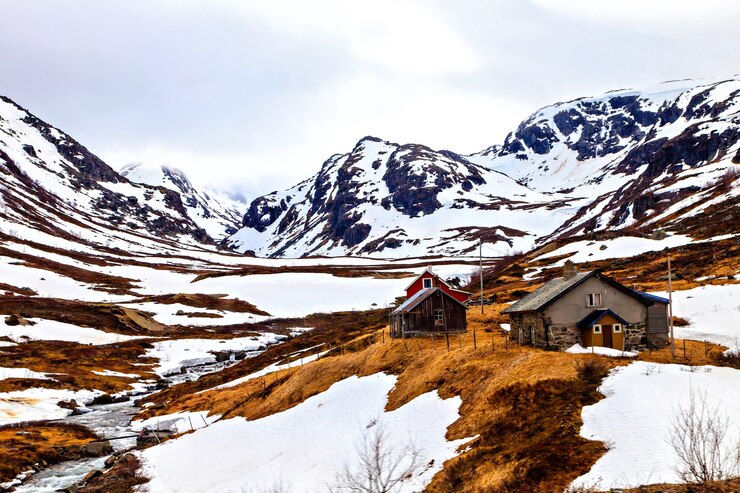 Foto il piccolo villaggio norvegese tra le montagne innevate