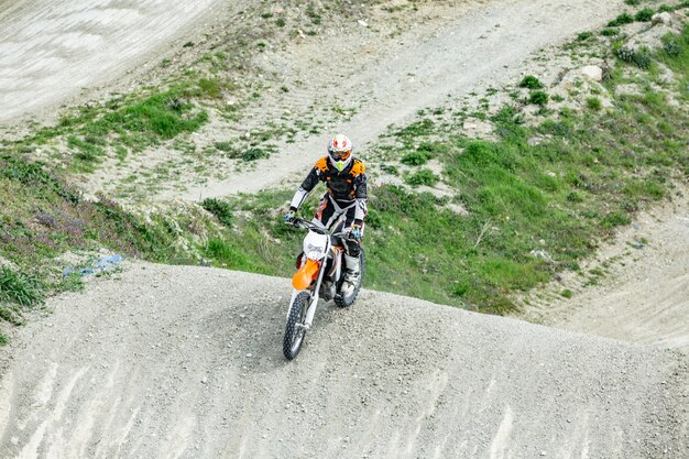 Il pilota professionista di motocross guida sulla strada