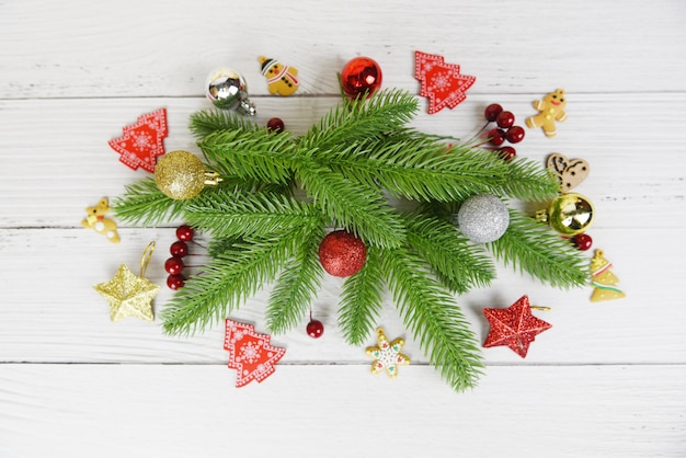 Il pino di legno di natale della decorazione di natale dei rami dell'abete con l'inverno festivo di natale della campana e la festa dell'oggetto del buon anno