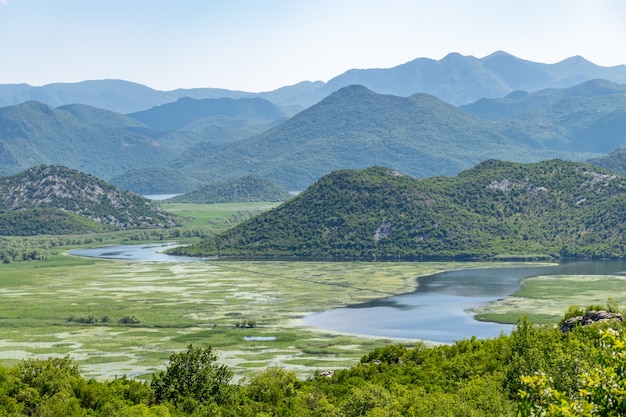 Il pittoresco fiume Crnojevic scorre tra le montagne