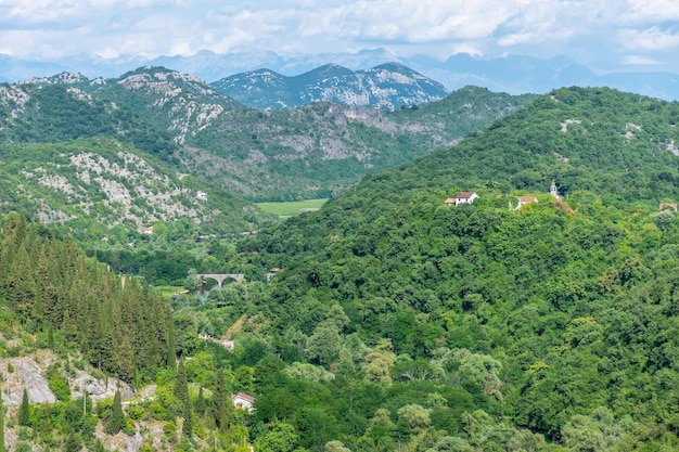 Il pittoresco fiume serpeggiante scorre tra le montagne verdi