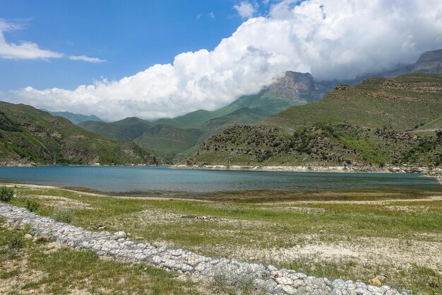 Il pittoresco lago di montagna Gizhgit nella regione di Kabardino, Balkaria, Elbrus, in Russia, giugno 2021