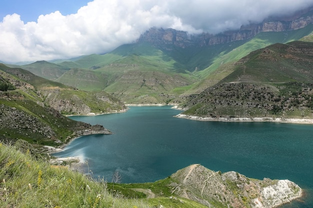 Il pittoresco lago di montagna Gizhgit nella regione di Kabardino, Balkaria, Elbrus, in Russia, giugno 2021