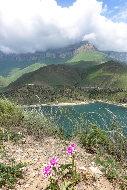 Il pittoresco lago di montagna Gizhgit nella regione di Kabardino, Balkaria, Elbrus, in Russia, giugno 2021