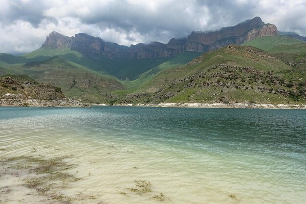 Il pittoresco lago di montagna Gizhgit nella regione di Kabardino, Balkaria, Elbrus, in Russia, giugno 2021