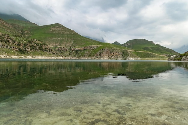 Il pittoresco lago di montagna Gizhgit nella regione di Kabardino, Balkaria, Elbrus, in Russia, giugno 2021