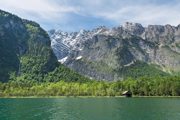 Il pittoresco lago Koenigssee in Baviera