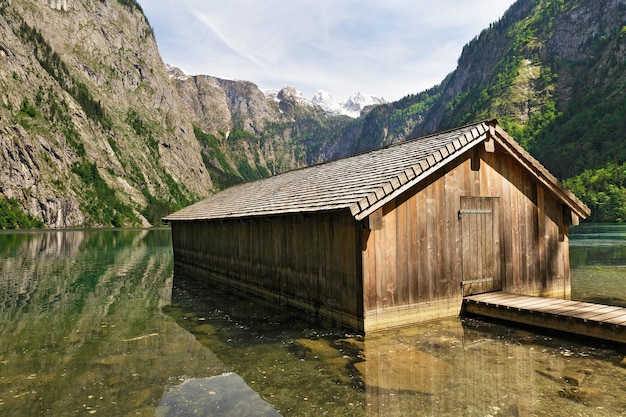 Il pittoresco lago Koenigssee in Baviera