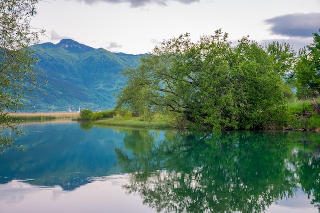 Il pittoresco lago Plav nelle montagne del Montenegro