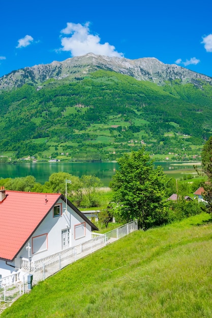 Il pittoresco Lago Plav nelle montagne innevate del Montenegro