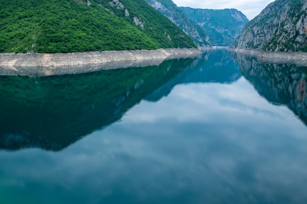 Il pittoresco lago turchese è tra le alte montagne.