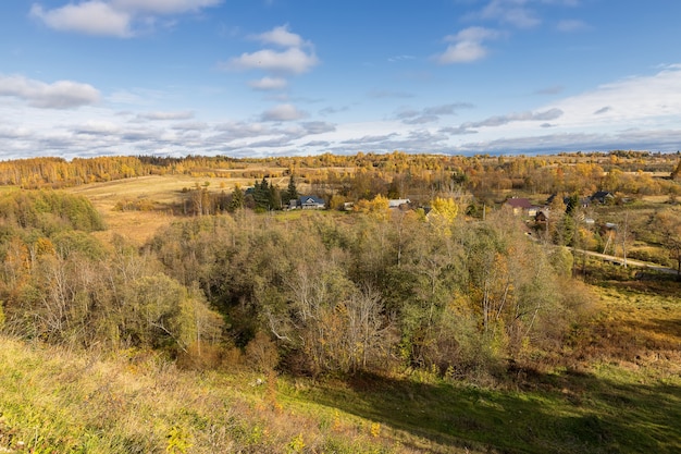 Il pittoresco paesaggio autunnale di Izborsk