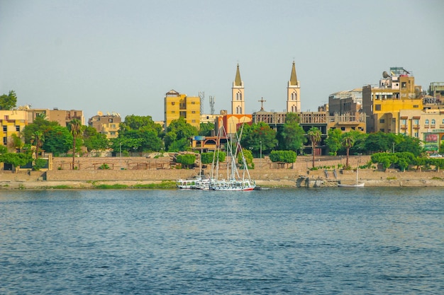 Il pittoresco paesaggio del fiume Nilo vicino alla città di Luxor, in Egitto.