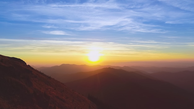 Il pittoresco paesaggio di montagna sullo sfondo del tramonto