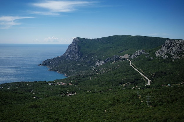 Il pittoresco paesaggio di montagne ricoperte da una foresta verde