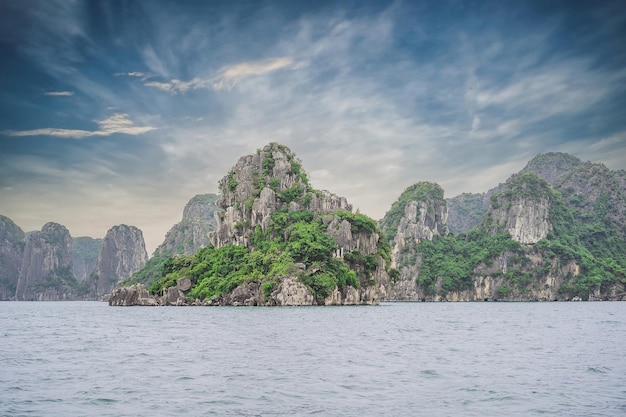 Il pittoresco paesaggio marino della baia di Ha Long, Vietnam