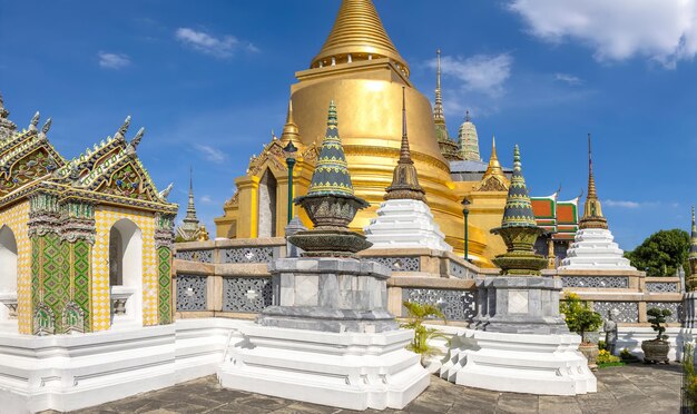 Il pittoresco tempio d'oro del Buddha smeraldo Wat Phra Kaew a Bangkok