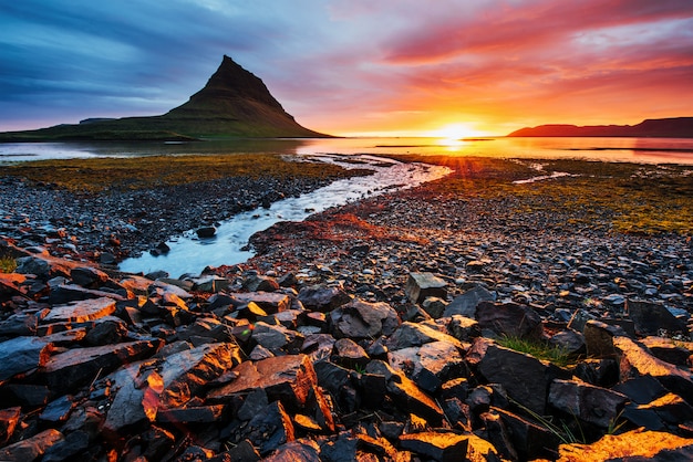 Il pittoresco tramonto su paesaggi e cascate. Montagna Kirkjufell Islanda