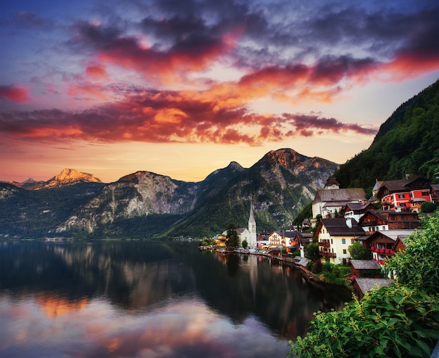 Il pittoresco tramonto. Una vista della famosa montagna