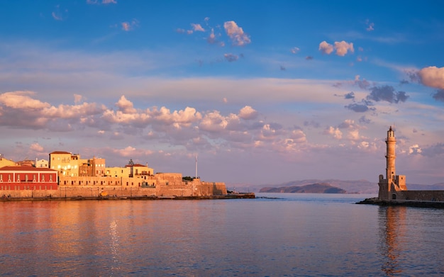 Il pittoresco vecchio porto di Chania, isola di Creta, Grecia