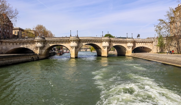 Il più antico ponte permanente pont neuf sul fiume Senna a parigi francia aprile