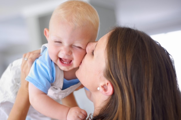 È il più carino Giovane bella madre che tiene il suo bambino carino