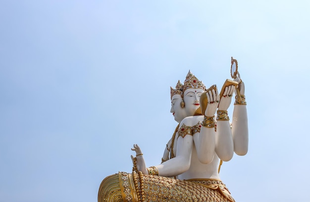 Il più grande Brahma su nuvole bianche e sfondo blu del cielo nel tempio di Wat Samanrattanaram