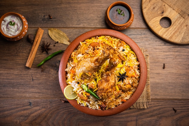 Il pollo Dum Handi Biryani viene preparato in una pentola di terracotta o argilla chiamata Haandi. Cibo indiano non vegetariano popolare?