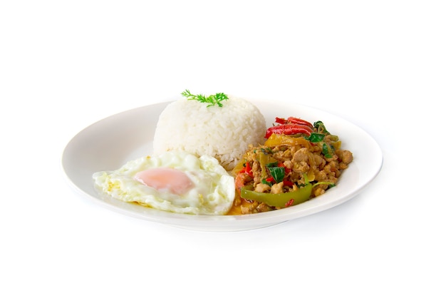 Il pollo e basilico saltati in padella dell&#39;alimento tailandese è servito con riso e l&#39;uovo fritto