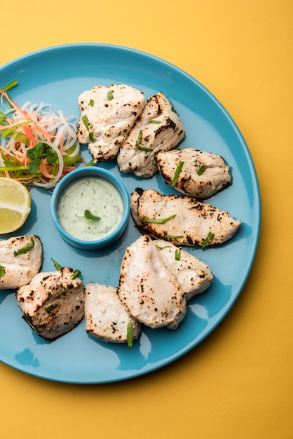 Il pollo indiano afghano Malai Tikka è un kabab cremoso di Murgh alla griglia servito con insalata fresca