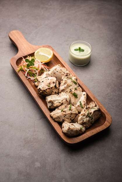 Il pollo indiano afghano Malai Tikka è un kabab cremoso di Murgh alla griglia servito con insalata fresca