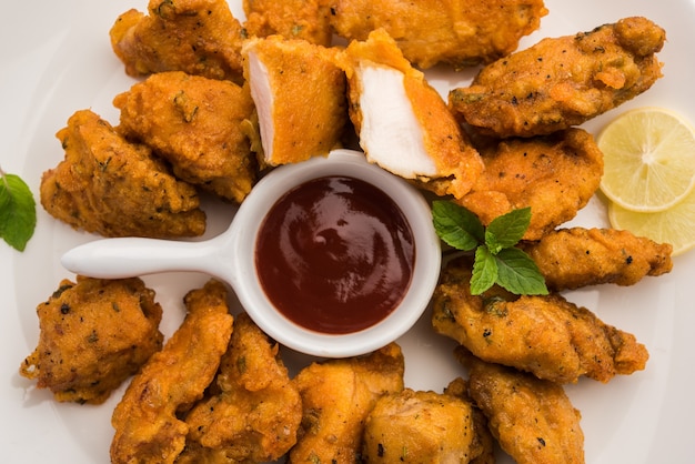 Il pollo pakora o pakoda o frittelle è un popolare snack indiano in cui i pezzi di pollo disossati vengono marinati e poi ricoperti con una miscela di besan, farina di riso, farina di mais e uova