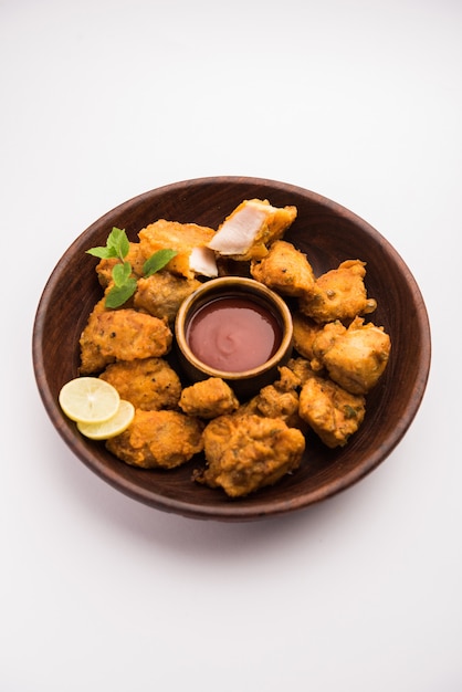 Il pollo pakora o pakoda o frittelle è un popolare snack indiano in cui i pezzi di pollo disossati vengono marinati e poi ricoperti con una miscela di besan, farina di riso, farina di mais e uova