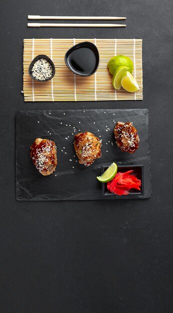 Il pollo Teriyaki è un metodo di frittura tradizionale giapponese che utilizza una salsa dolce comune nei cuis giapponesi