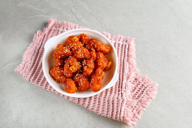 Il pollo Yangnyeom è un piatto di pollo fritto preparato in stile coreano