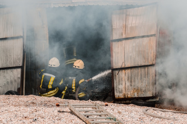 Il pompiere spegne il fuoco