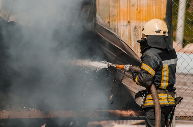 Il pompiere spegne il fuoco