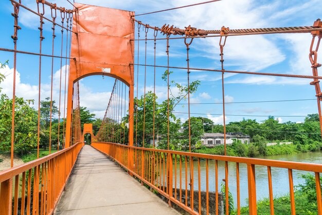 Il ponte arancione attraversa il fiume nella grotta di Jung a Vang Vieng,