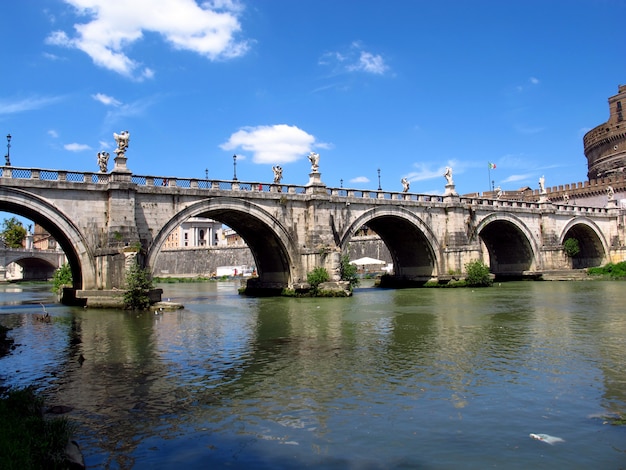 Il ponte attraverso il Tevere, Roma, Italia