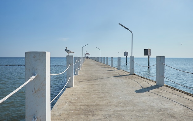 Il ponte che si protende nel mare