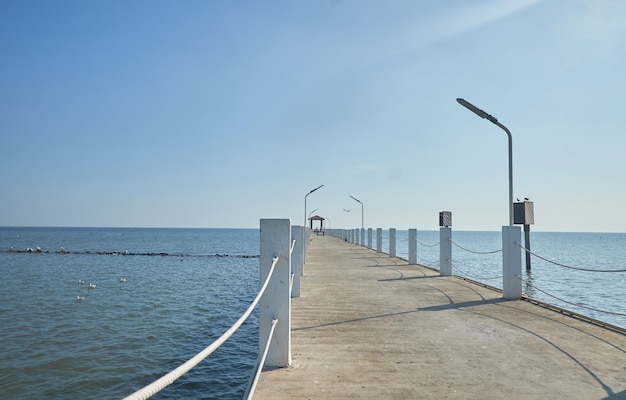 Il ponte che si protende nel mare