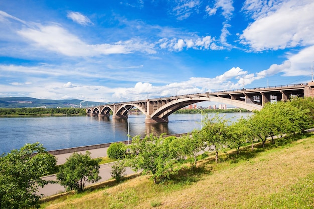 Il ponte comunale è un ponte automobilistico e pedonale sul fiume Yenisei a Krasnoyarsk, Russia