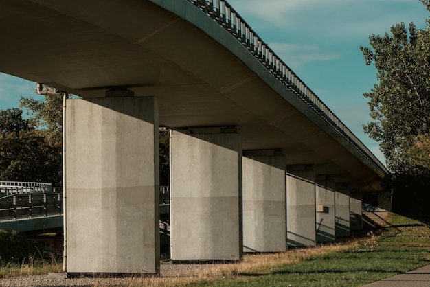 Il ponte con pali larghi in cemento