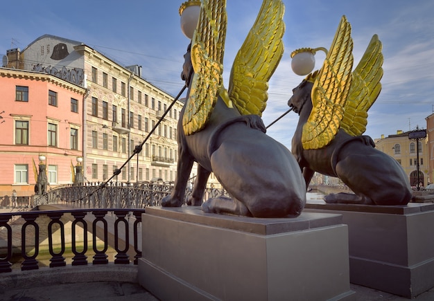 Il ponte dei Grifoni delle Rive sul canale Griboedov Quattro sculture di creature mitiche